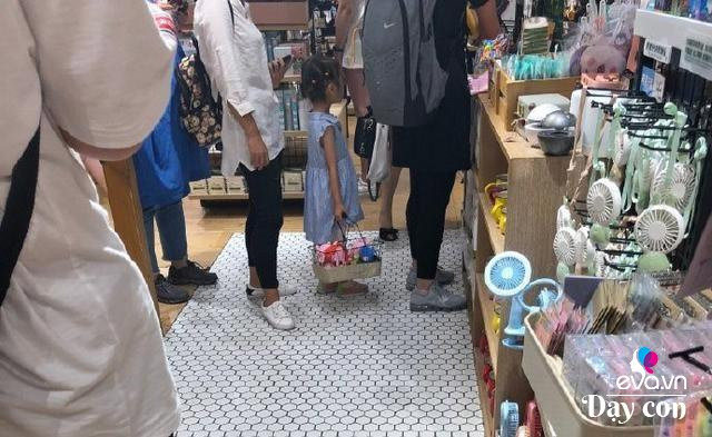 con boc do trong sieu thi ra an, me noi 1 cau khien nhan vien than phuc - 4