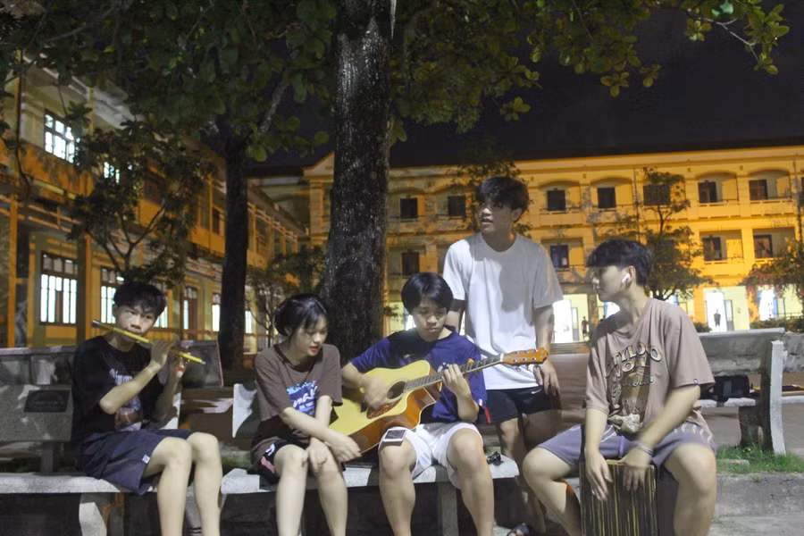 Học sinh Trường THPT Dân tộc nội trú Thanh Hóa giải tỏa áp lực mùa thi bằng âm nhạc. Ảnh: Lường Toán.