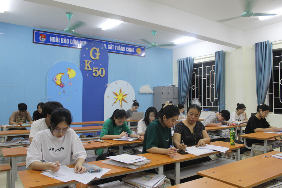 Cô Trịnh Thị Hà, giáo viên chủ nhiệm lớp 12G (thứ 3 từ trái qua) đồng hành cùng trò vào các buổi tối ôn thi tốt nghiệp THPT. Ảnh: Lường Toán. Cô Trịnh Thị Hà, giáo viên chủ nhiệm lớp 12G (thứ 3 từ trái qua) đồng hành cùng trò vào các buổi tối ôn thi tốt nghiệp THPT. Ảnh: Lường Toán.