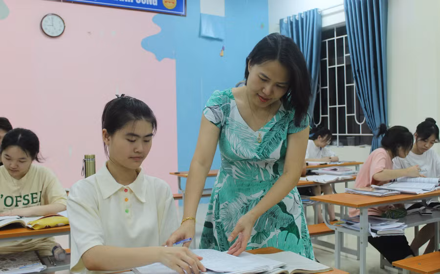 Cô Phạm Thị Thanh Hà hướng dẫn cách làm đề cho học sinh. Ảnh: Lường Toán.