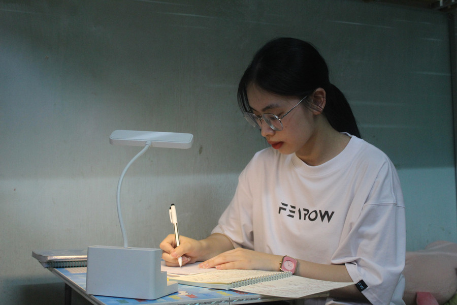Nữ sinh Phạm Thị Linh Phương (lớp 12G) ôn thi tốt nghiệp tại phòng ký túc xá. Ảnh: Lường Toán. Nữ sinh Phạm Thị Linh Phương (lớp 12G) ôn thi tốt nghiệp tại phòng ký túc xá. Ảnh: Lường Toán.