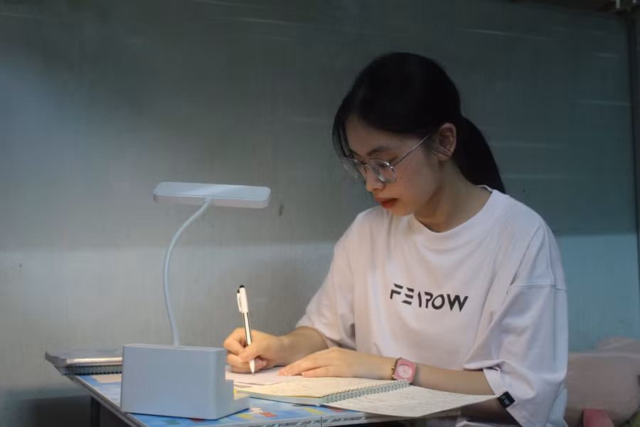 Nữ sinh Phạm Thị Linh Phương (lớp 12G) ôn thi tốt nghiệp tại phòng ký túc xá. Ảnh: Lường Toán.