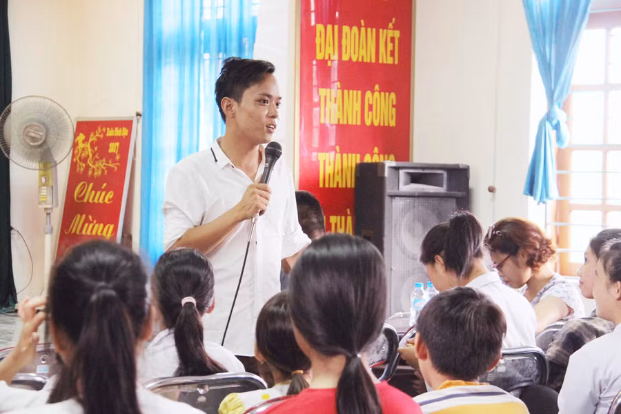 Thầy giáo trẻ gắn bó với học sinh yếu kém