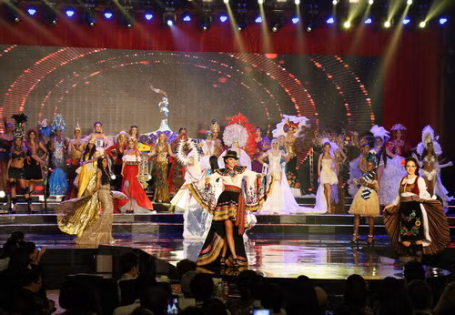 Các thí sinh Miss Grand International 2017 tại đêm thi.