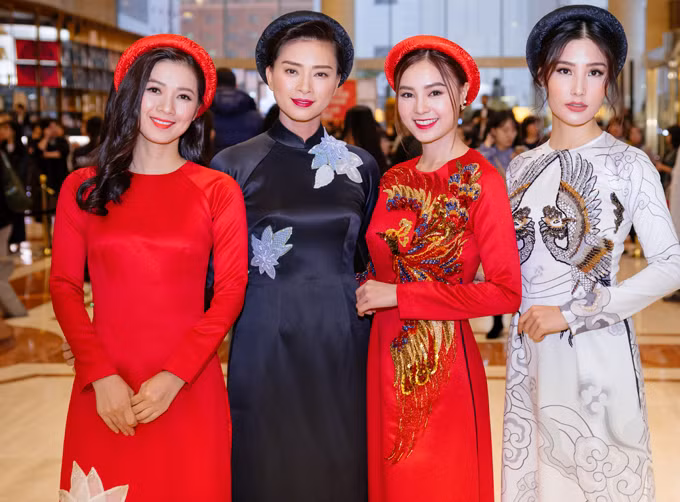Dàn mỹ nhân của phim “Cô ba Sài Gòn” mang tà áo dài đến thảm đỏ LHP Busan 2017