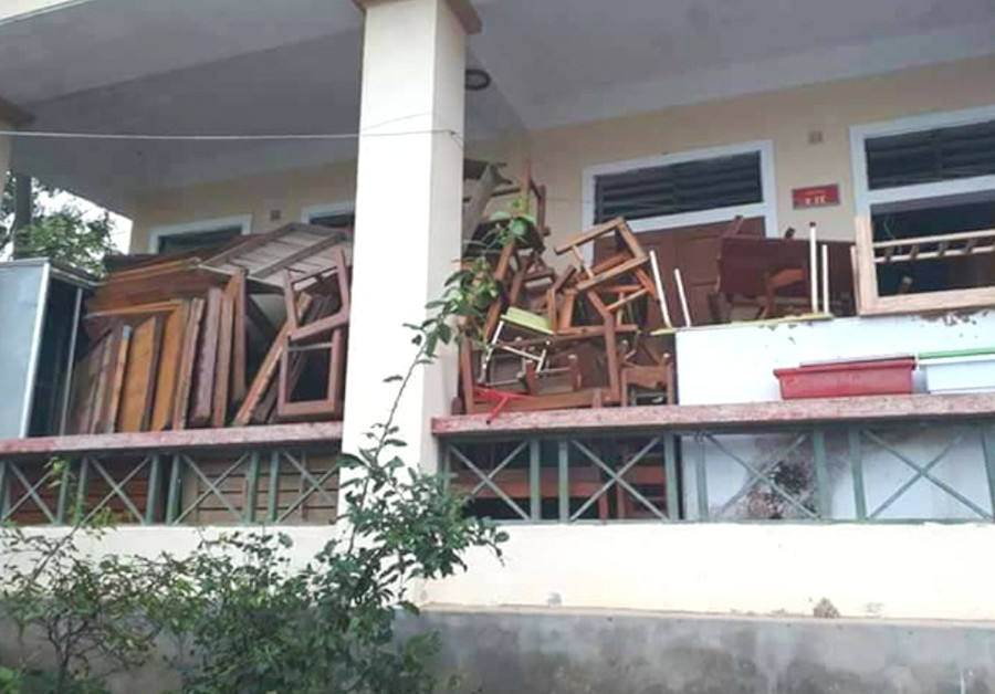 Bàn ghế, đồ đạc được kê lên cao tránh bị nước lũ cuốn Bàn ghế, đồ đạc được kê lên cao tránh bị nước lũ cuốn