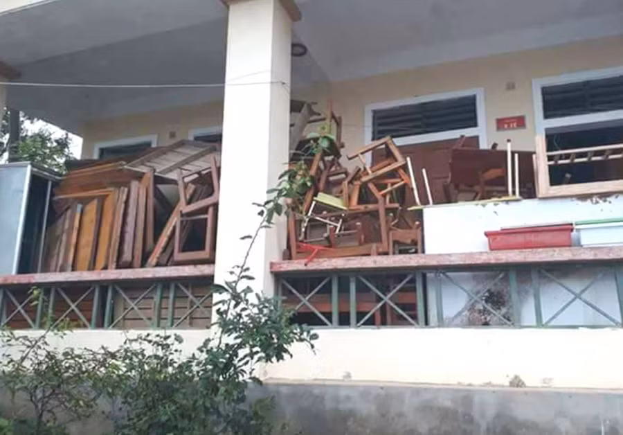 Bàn ghế, đồ đạc được kê lên cao tránh bị nước lũ cuốn