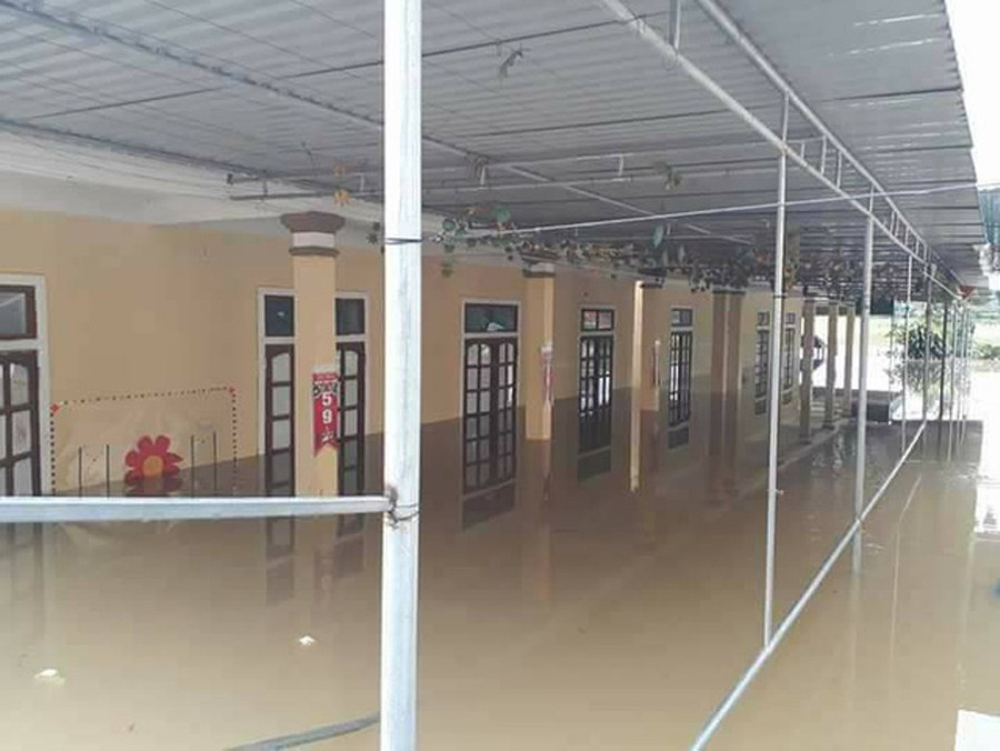 Trường Mầm non Bình Sơn, huyện nước bị nước tràn vào Trường Mầm non Bình Sơn, huyện nước bị nước tràn vào