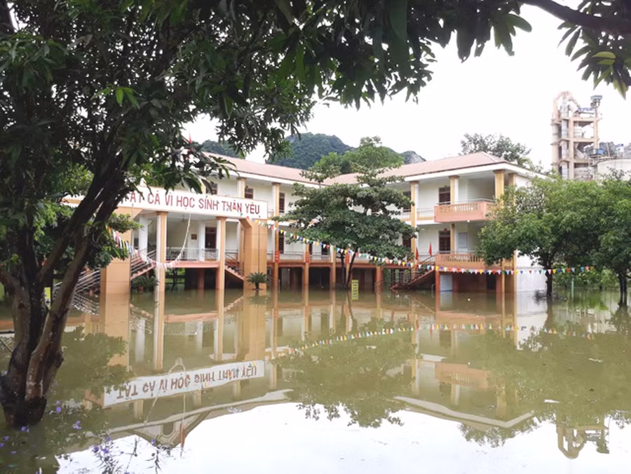 Trường THCS Hội Sơn, huyện Anh Sơn bị nước ngập sâu hơn 1,5m