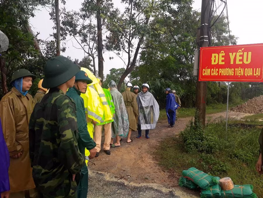 Đoạn đê yếu được gắn biển cảnh cáo ngăn người dân qua lại