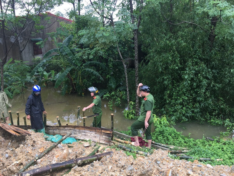 Ngay trong trưa 13/10, khoảng 60m đê yếu nhất đã được gia cố Ngay trong trưa 13/10, khoảng 60m đê yếu nhất đã được gia cố