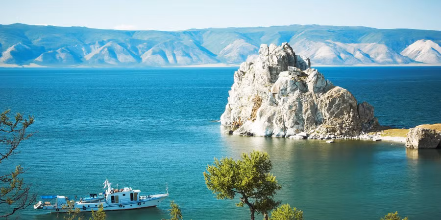 Cảnh hùng vĩ của hồ Baikal.