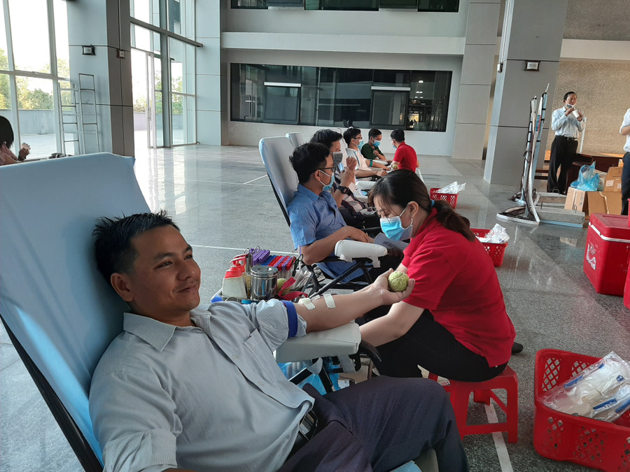 Nhân viên bệnh viện hiến máu.