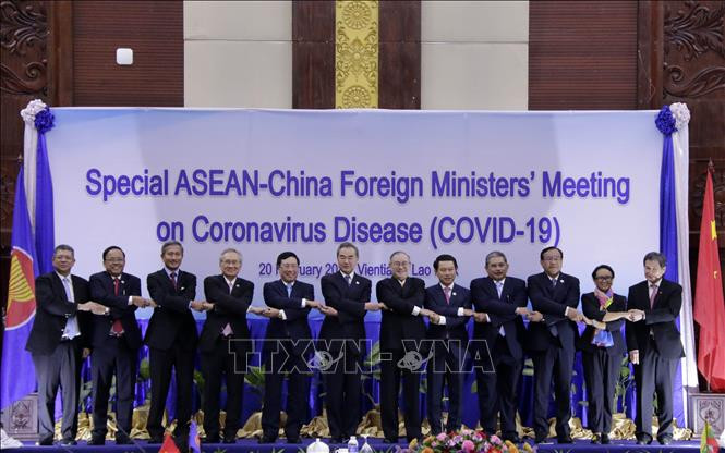 Bộ trưởng Ngoại giao 10 nước thành viên ASEAN, Tổng thư ký ASEAN và Ngoại trưởng Trung Quốc dự Hội nghị chụp ảnh chung. Chú thích ảnh