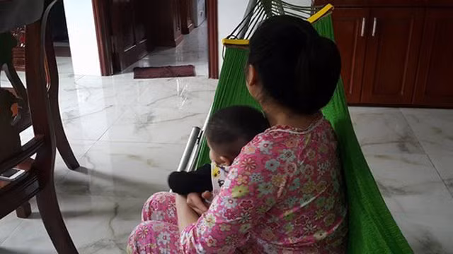 Con 11 tháng bỏ bú, cáu kỉnh... mẹ sốc nặng phát hiện hành vi phẫn nộ của người giúp việc