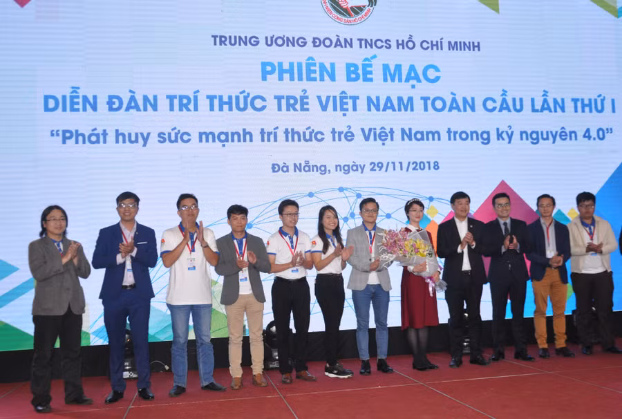Ông Lê Quốc Phong tặng hoa cho các hạt nhân Mạng lưới Trí thức trẻ Việt Nam toàn cầu.