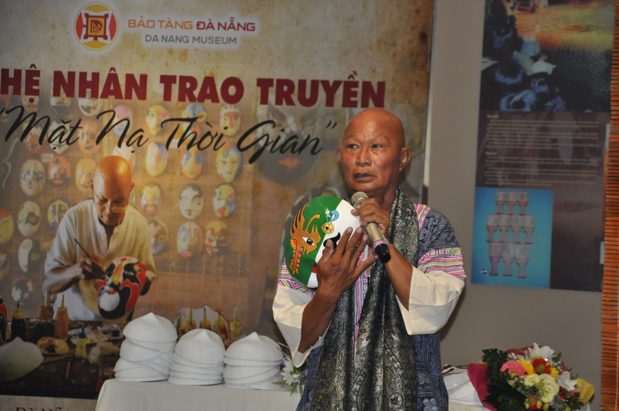 Nghệ nhân Bùi Quý Phong giới thiệu nét đẹp, giá trị mặt nạ truyền thống Việt Nam với các bạn trẻ sinh viên.