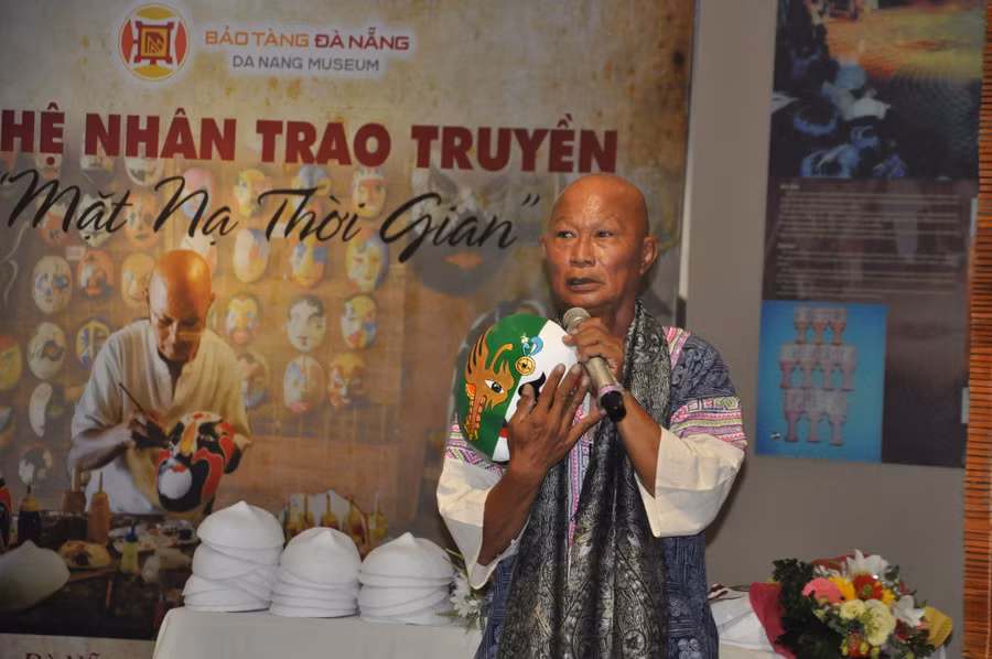 Nghệ nhân Bùi Quý Phong giới thiệu nét đẹp, giá trị mặt nạ truyền thống Việt Nam với các bạn trẻ sinh viên.