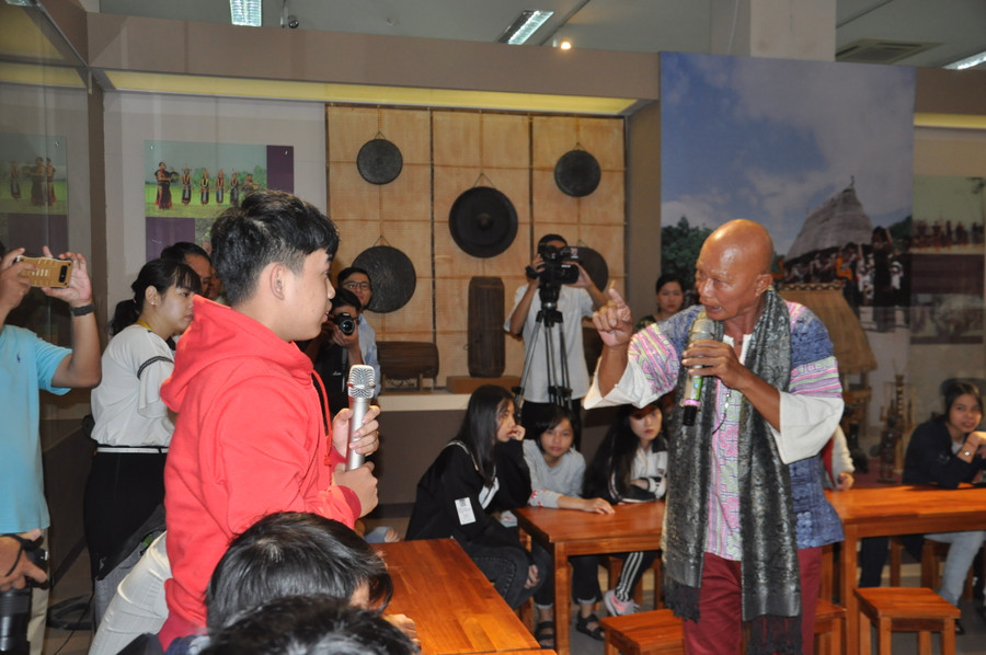 Các bạn trẻ sinh viên tỏ ra hào hứng khi được trò chuyện với nghệ nhân Bùi Quý Phước.