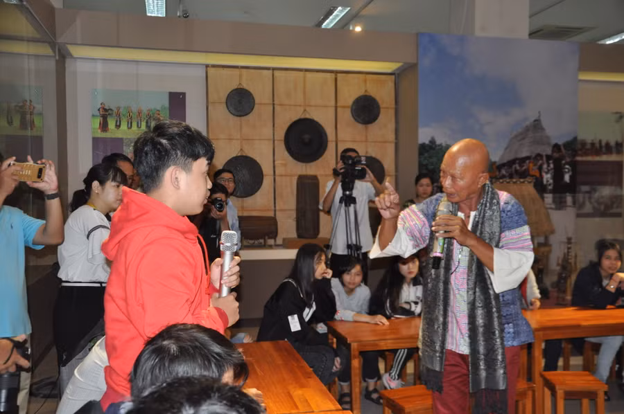 Các bạn trẻ sinh viên tỏ ra hào hứng khi được trò chuyện với nghệ nhân Bùi Quý Phước.