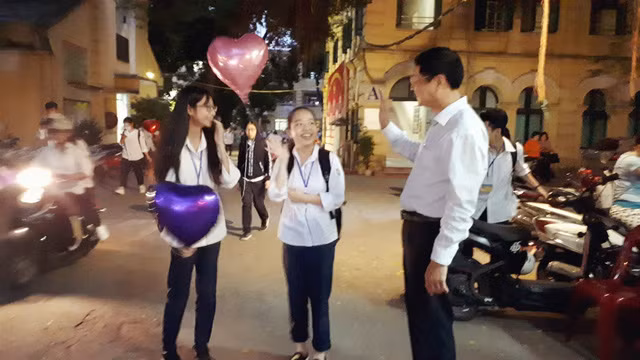 Học trò vui vẻ chia sẻ với thầy hiệu trưởng hôm nay trên lớp có gì vui buồn.