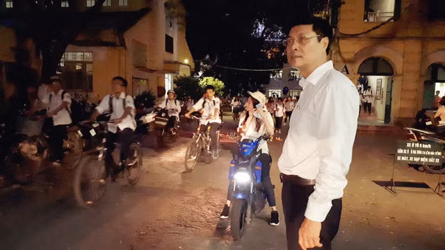 Thầy hiệu trưởng nhiều năm đứng cúi chào học sinh mỗi sớm - chiều ảnh 3