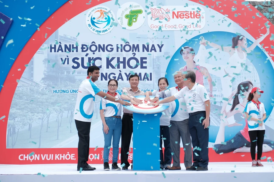 Đại diện Ban tổ chức và Nghệ sĩ ưu tú Kim Xuân ấn nút biểu tượng logo phòng chống Đái tháo đường thể hiện cam kết