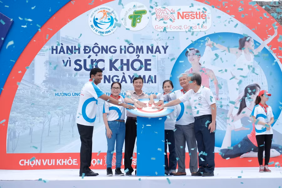 Đại diện Ban tổ chức và Nghệ sĩ ưu tú Kim Xuân ấn nút biểu tượng logo phòng chống Đái tháo đường thể hiện cam kết