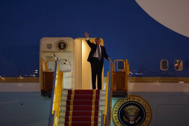 Vì sao Tổng thống Trump bay ngược vào TPHCM trước khi ra Hà Nội? ảnh 2 Chiều 11/11, Tổng thống Donald Trump tới Hà Nội muộn hơn 1 tiếng so với giờ dự kiến (ảnh: Hữu Nghị)