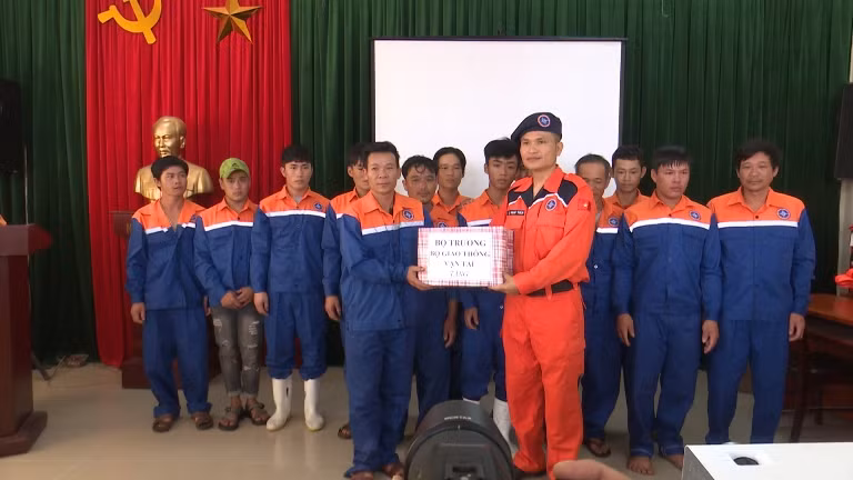 Bộ GTVT và Cục hàng hải Việt Nam chuyển lời hỏi thăm và quà động viên các thuyền viên gặp nạn Bộ GTVT và Cục hàng hải Việt Nam chuyển lời hỏi thăm và quà động viên các thuyền viên gặp nạn