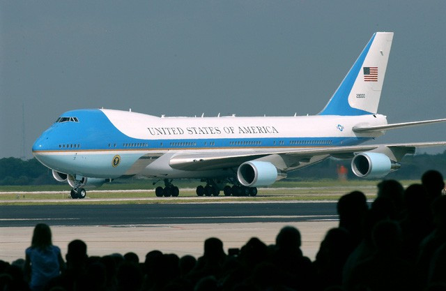 Vì sao Tổng thống Trump bay ngược vào TPHCM trước khi ra Hà Nội? ảnh 1 Chuyên cơ Không Lực Một chở Tổng thống Donald Trump tới Hà Nội (ảnh: AFP)