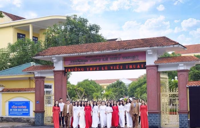 Tập thể cán bộ giáo viên Trường THPT Lê Viết Thuật trước ngôi trường khang trang