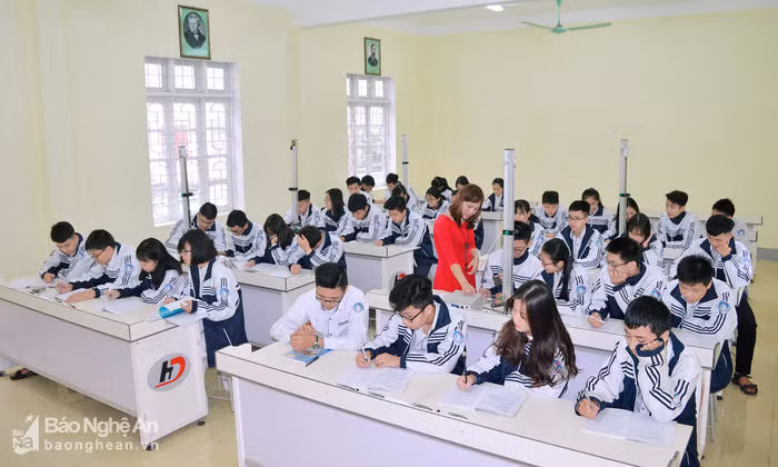 Các em HS được học tập trong lớp học hiện đại, đầy đủ các trang thiết bị