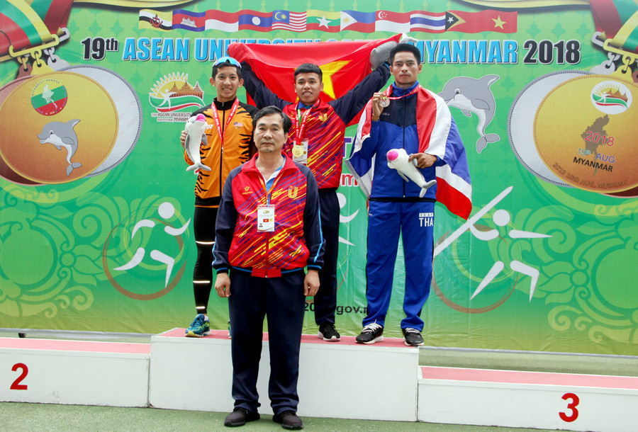 Trưởng đoàn thể thao sinh viên Việt Nam Ngũ Duy Anh trao huy chương cho các vận động viên ở nội dung nhảy xa