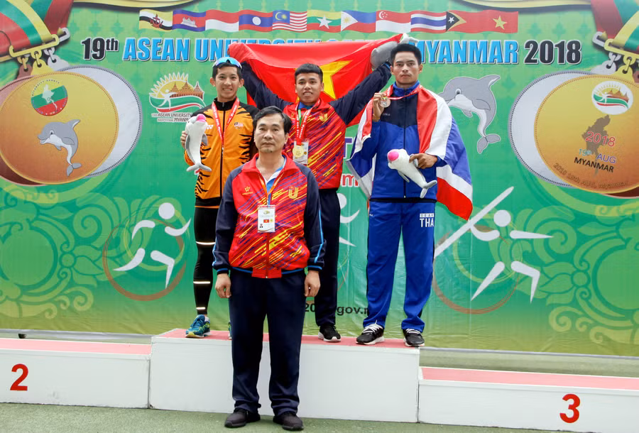 Trưởng đoàn thể thao sinh viên Việt Nam Ngũ Duy Anh trao huy chương cho các vận động viên ở nội dung nhảy xa