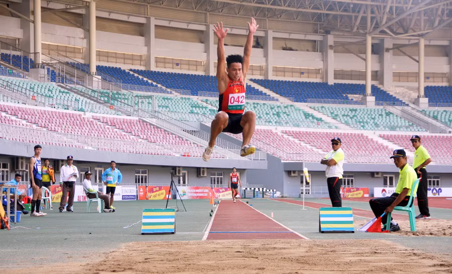 Chỉ bằng một cú nhảy, Bùi Văn Đông giành huy chương vàng thứ 2 cho đoàn Việt Nam.