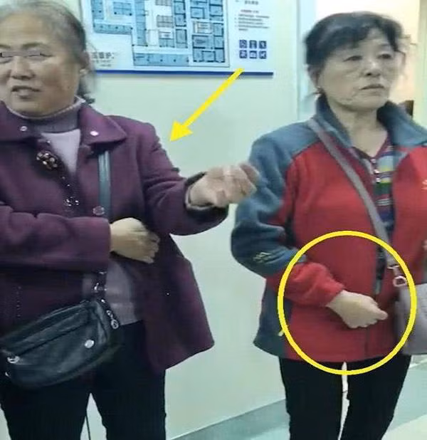 hai nguoi cho ngoai phong sinh, dan mang "liec mat" biet ngay ai me chong, ai me de - 1