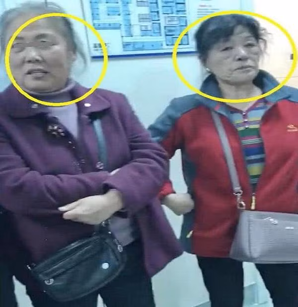 hai nguoi cho ngoai phong sinh, dan mang "liec mat" biet ngay ai me chong, ai me de - 2