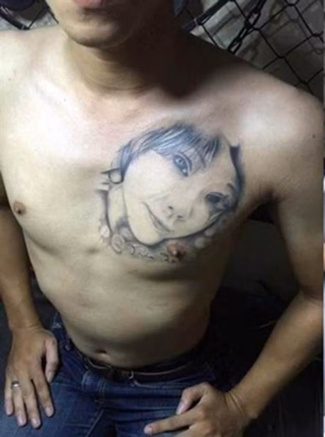 Chàng trai xăm hình người yêu lên ngực.