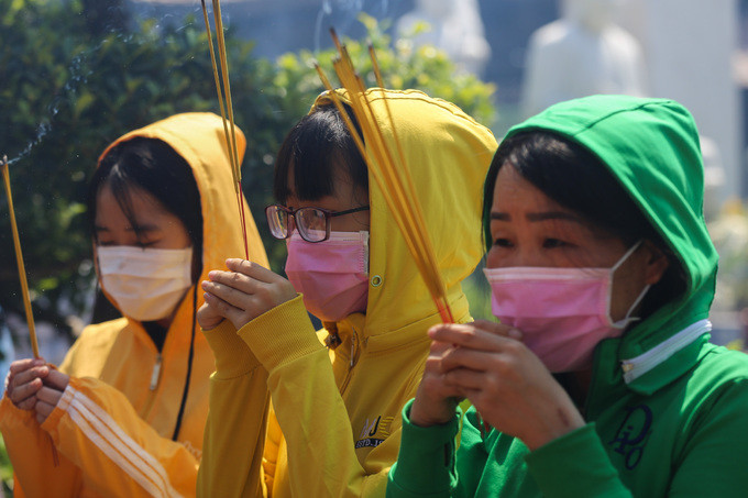 Khách hành hương đội nắng viếng ngôi chùa giữa sông ở Sài Gòn ảnh 5 Khách hành hương đội nắng viếng ngôi chùa giữa sông ở Sài Gòn