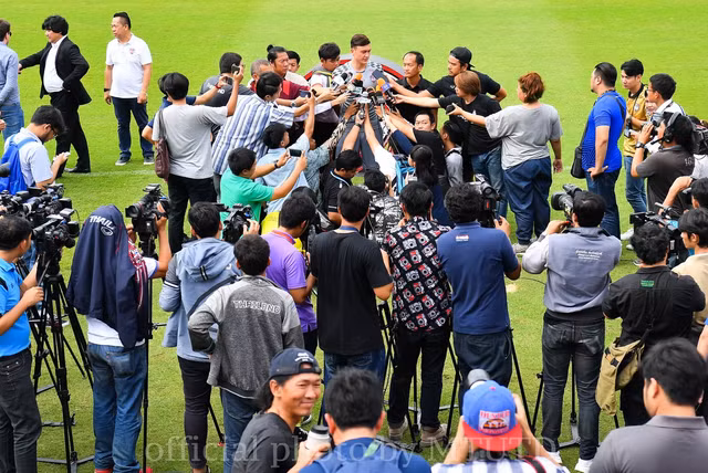 Thủ thành Văn Lâm tạo cơn sốt với giới truyền thông Thái Lan