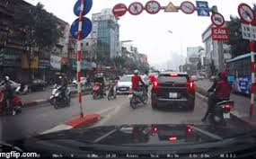Mang xe máy đến trước cửa nhà người lạ, hai người đàn ông táo tợn làm chuyện này