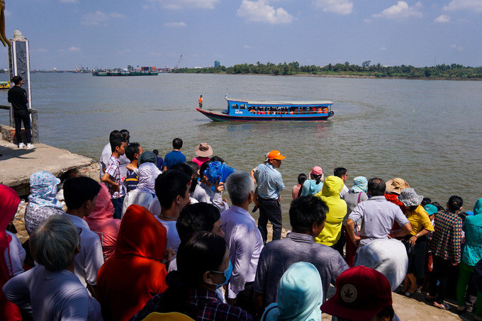 Khách hành hương đội nắng viếng ngôi chùa giữa sông ở Sài Gòn ảnh 2 Khách hành hương đội nắng viếng ngôi chùa giữa sông ở Sài Gòn