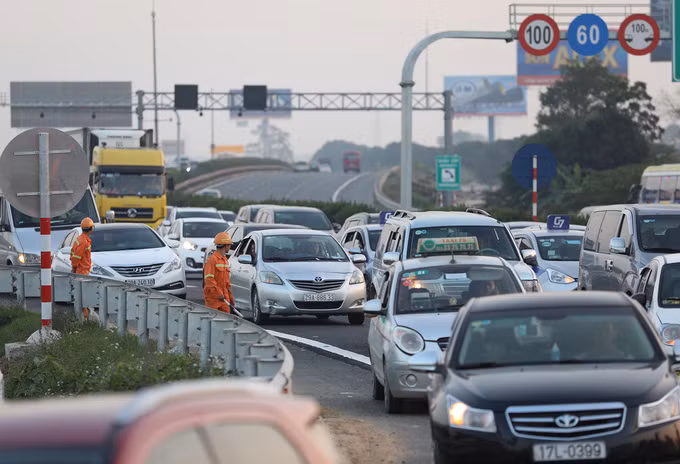 Cao tốc Pháp Vân - Cầu Giẽ ùn tắc gần 5 km