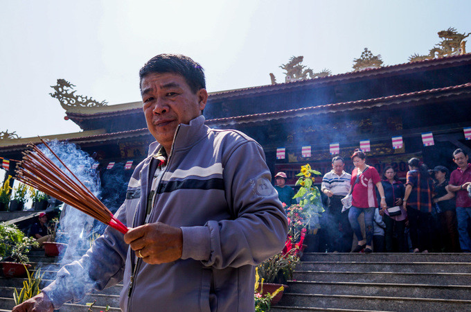 Khách hành hương đội nắng viếng ngôi chùa giữa sông ở Sài Gòn ảnh 4 Khách hành hương đội nắng viếng ngôi chùa giữa sông ở Sài Gòn