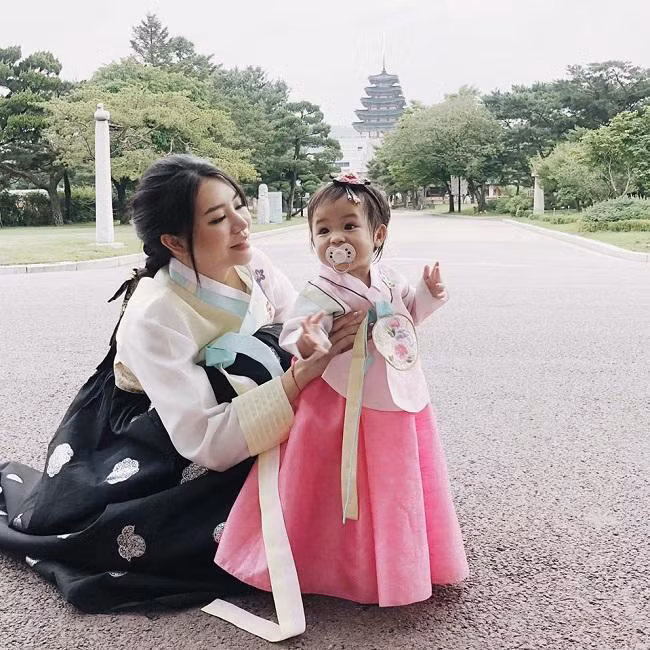 4 hot mom thế hệ mới: Giỏi giang, xinh đẹp, chăm con ngoan nức tiếng mạng xã hội ảnh 10 4 hotmom the he moi: gioi giang, xinh dep, cham con ngoan nuc tieng mang xa hoi - 10