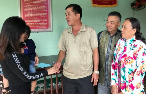 Đại diện gia đình ông Tuấn xin lỗi chị Tiên. Ảnh: Thái Hà