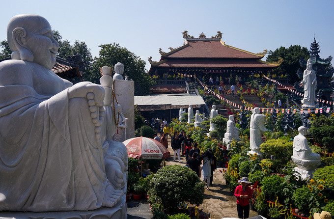 Khách hành hương đội nắng viếng ngôi chùa giữa sông ở Sài Gòn ảnh 3 Khách hành hương đội nắng viếng ngôi chùa giữa sông ở Sài Gòn