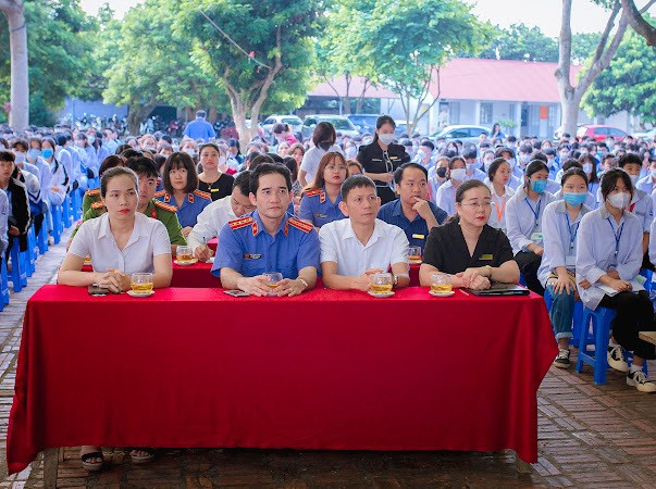 Các đại biểu dự buổi tuyên truyền, phổ biến pháp luật do nhà trường phối hợp với Công an huyện và Viện Kiểm sát Nhân dân huyện Mai Sơn tổ chức.