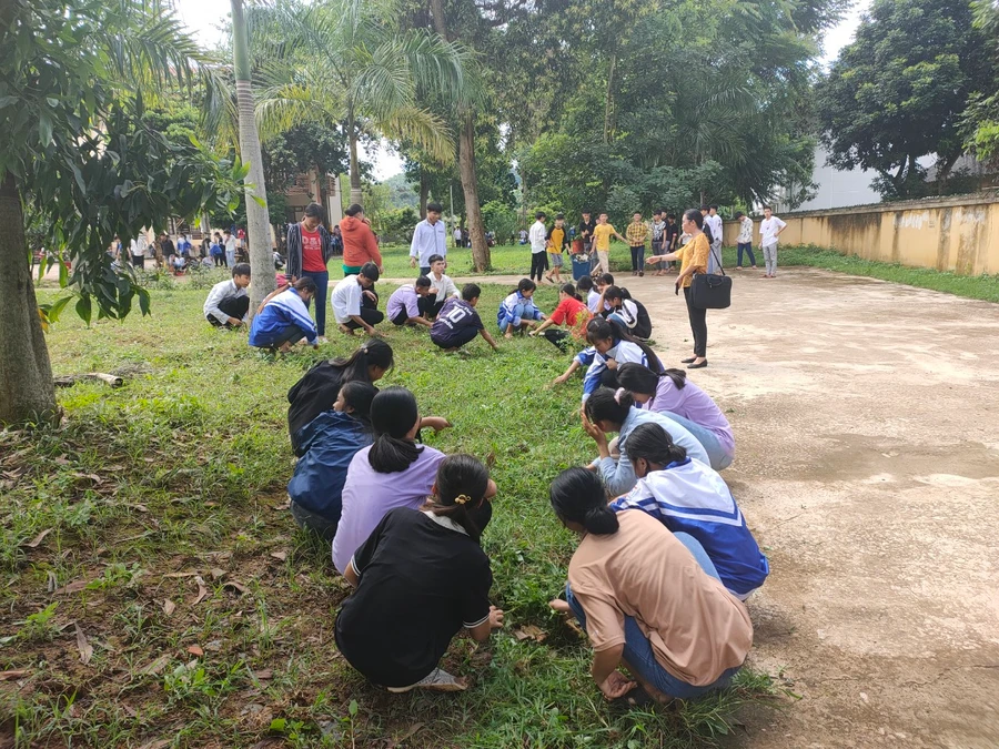 Học sinh toàn trường tham gia lao động tập thể.